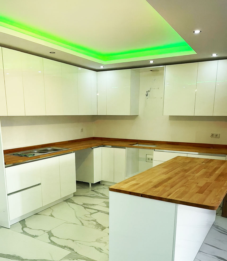 Abgehängte Decke mit Lichtkonzept